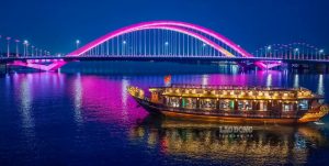 グエンホアン橋は夜にはライトアップされ、多くの地元住民や観光客の立ち寄り場所となります。