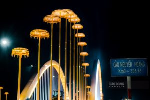 60 本の王室用パラソルとユニークな鉄製のドームのシステムにより、建物はモダンでありながらフエの特徴も備えています。