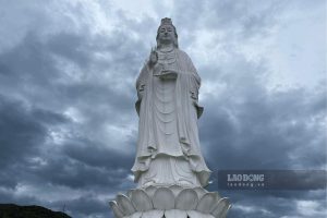 深い青空を背景にした荘厳な観音菩薩像。写真：グエン・ダット