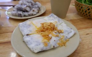 このレストランのライスロールは、柔らかく薄くて歯ごたえのある皮と風味豊かなつけダレで高く評価されています。写真：マイ・フオン