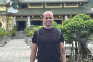 マットさんはリン・ウン寺を訪れ、心穏やかで幸せな気持ちになった。写真：グエン・ダット