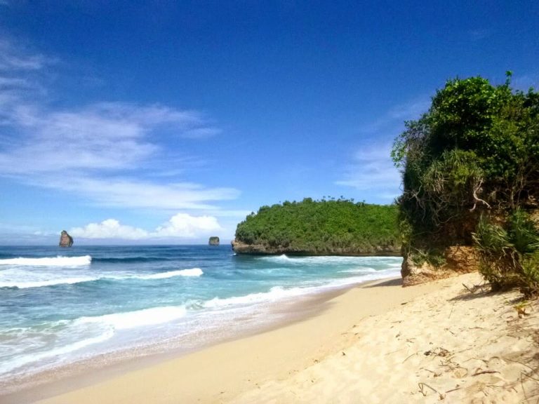 Discover 10 Awesome Beach In Indonesia - Focus Asia Travel