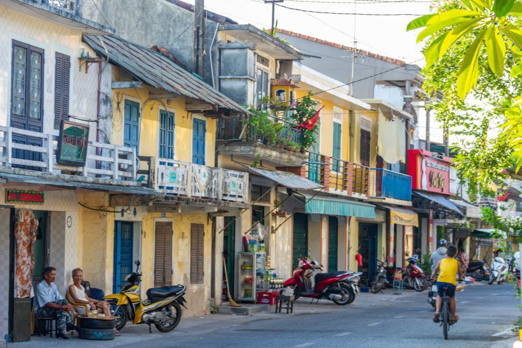 Bao Vinh is located in the North of Hue Citadel, only about 3 km from the center.