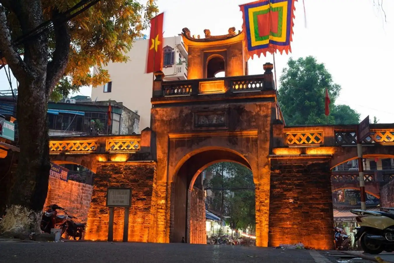 Hanoi's Old Quarter preserves the ancient beauty of the old days. 