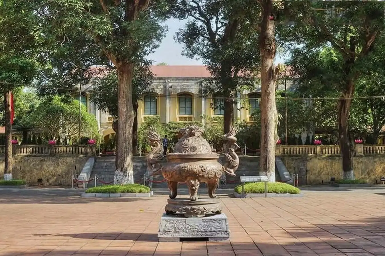 Admire many valuable artifacts at the archaeological site at 18 Hoang Dieu Street