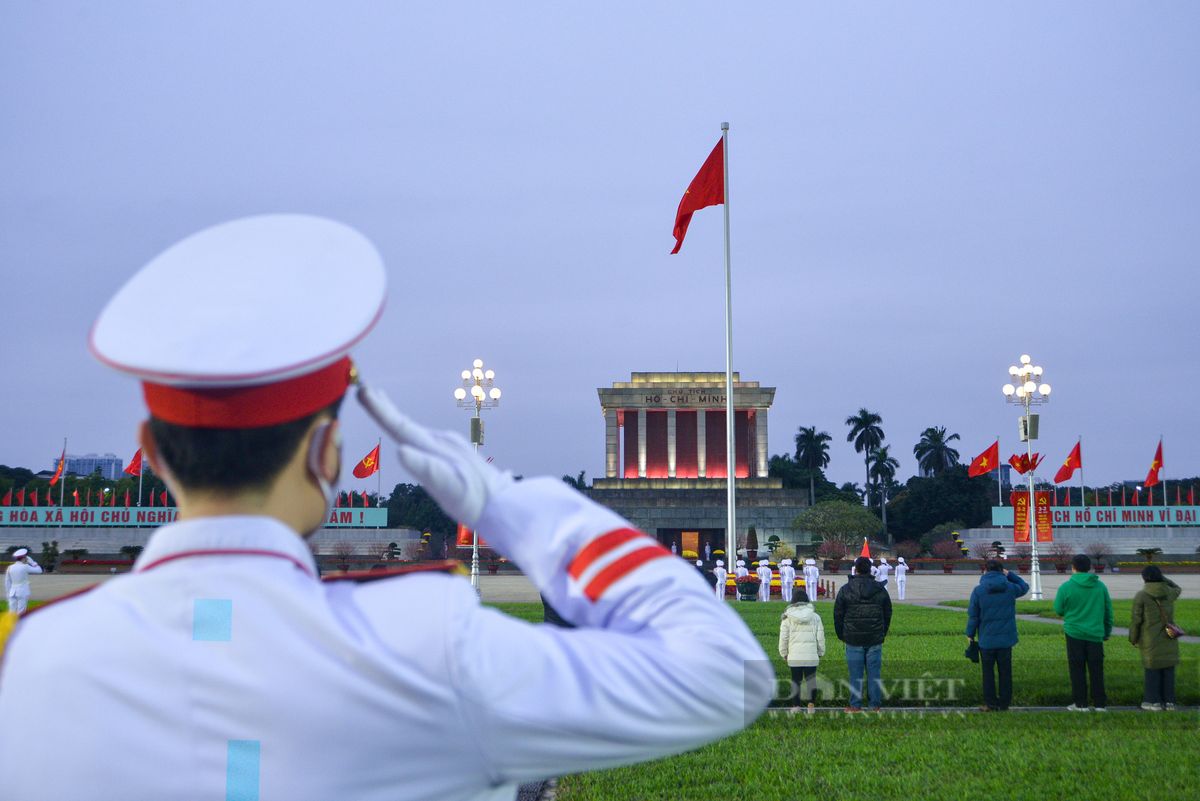 The flag-raising ceremony at the Ho Chi Minh Mausoleum
