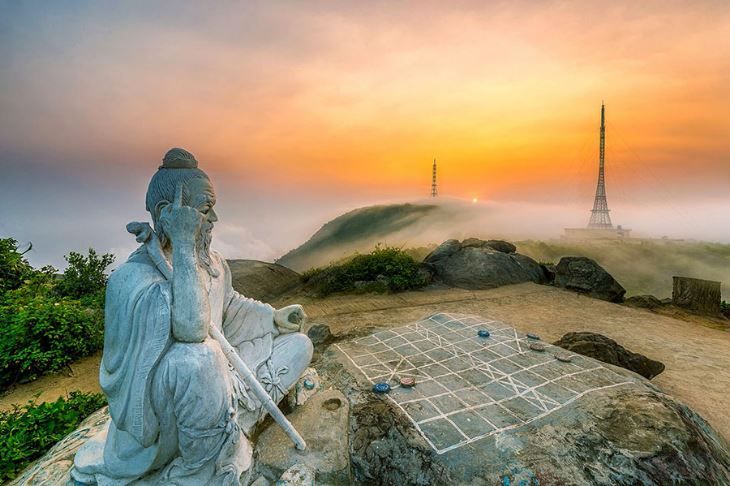 Con Son stretches into the distance; standing before the celestial chessboard, one contemplates the sorrows of the human world