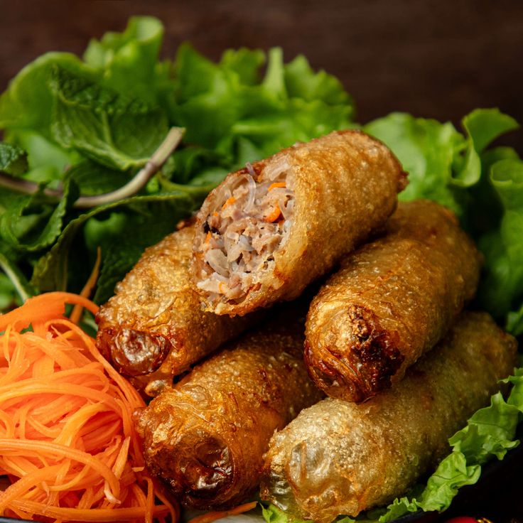 Three basic food colors immediately appear before diners’ eyes.